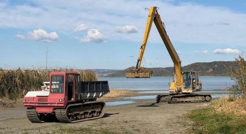 Lánctalpas gépek lepték el a Balaton medrét, nagy változás jön Szántódon