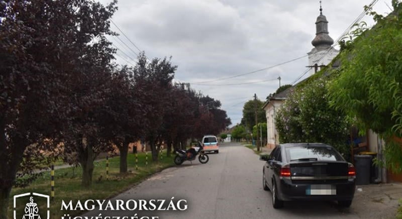 Fának csapódott a motoros az őt leszorító autós miatt