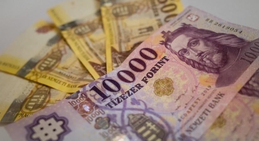 Gyengélkedik a forint, a földgáz ára négyéves csúcsra szökött a tőzsdén