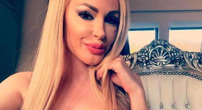 Kelemen Anna teljesen meztelenül, négykézláb közölte, hogy megkapta a harmadikat
