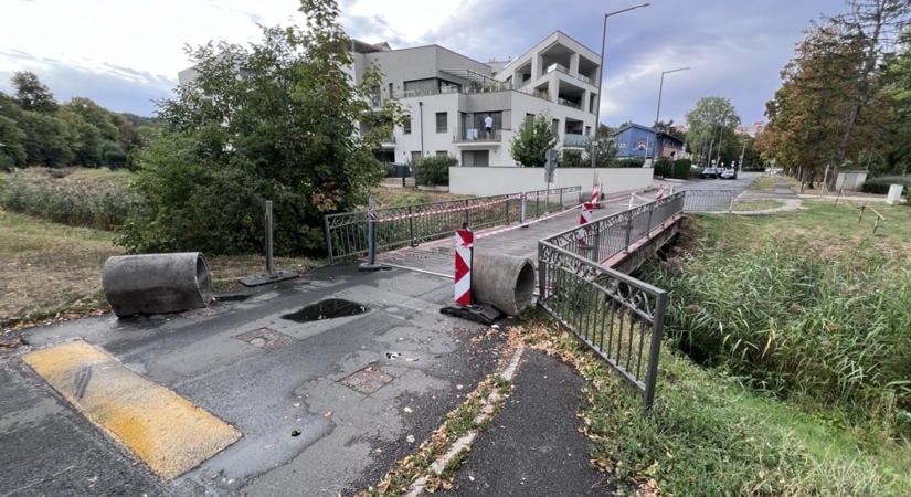 Betonelemekkel szűkítették le a szombathelyi oladi fahidat