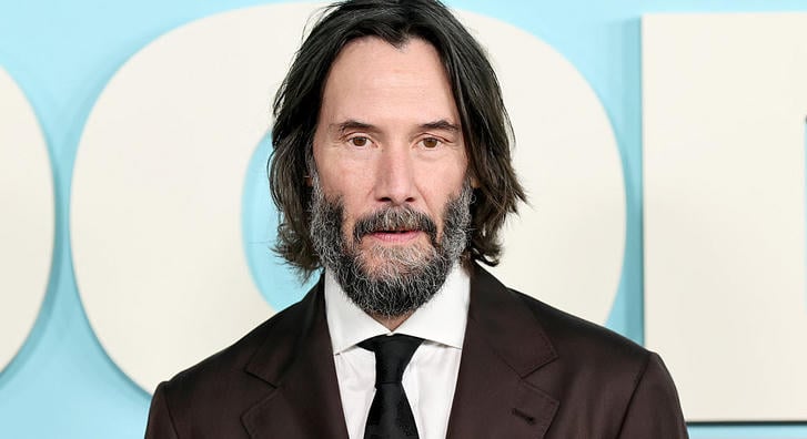 Hatalmas fordulat a Netflix új filmjénél, Keanu Reeves váltja a Reacher sztárját