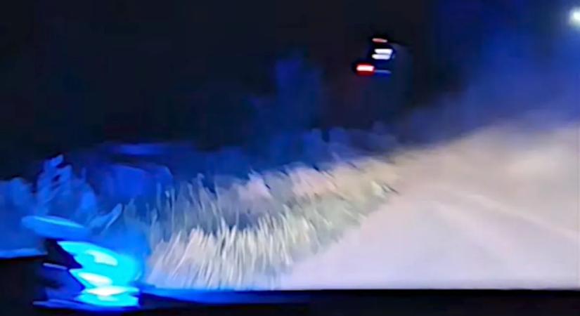 Megpróbált elfutni a rendőrök elől, miután az árokba borult a vezetéstől eltiltott férfi