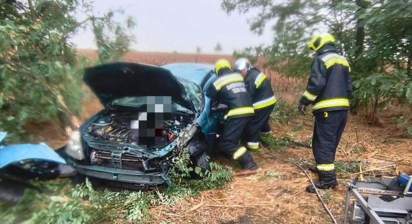 Feszítővágóval szabadították ki a sofőrt, fotókon a tiszaföldvári baleset