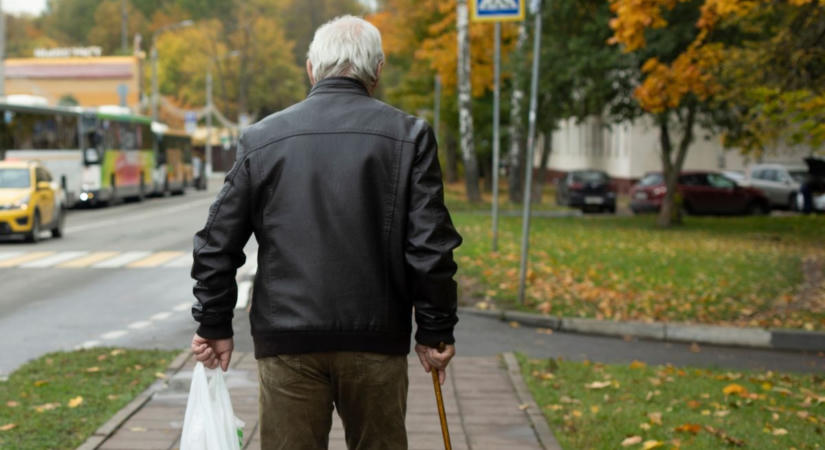 Megharapta az idős férfit, hogy megszerezze a nyugdíját