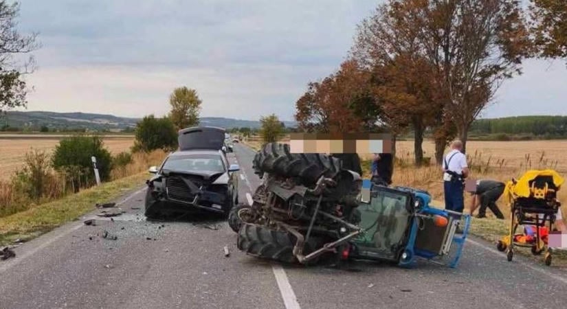 Traktornak csapódott egy autó, teljes útlezárás az 56-os főúton
