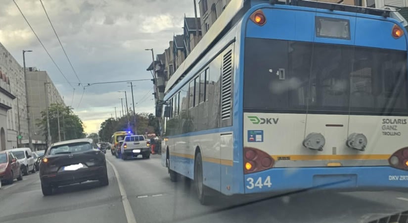 Hármas karambol és egy kigyulladt autó nehezíti a közlekedést Debrecenben