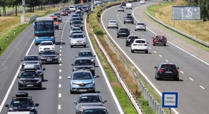 Figyelmeztetés az autósoknak: újabb lezárás az M1-esen Budapest felé