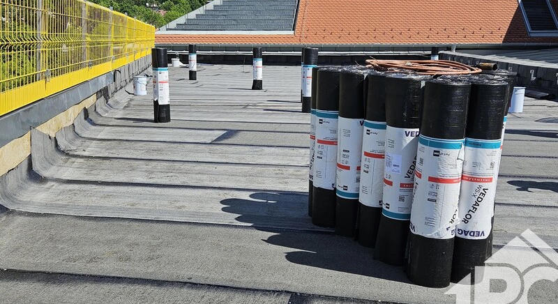 A lapostetők szigetelésének jövője: korszerű megoldások a tartósságért és energiahatékonyságért