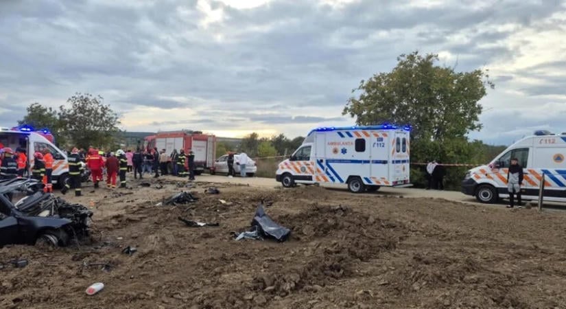 Tragédia: hárman haltak meg, köztük egy kislány, miután teherautóval ütközött az autó