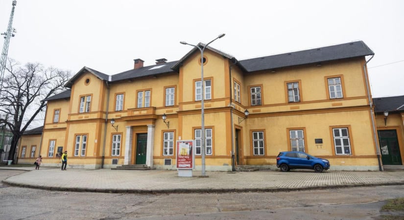 Régóta várjuk, most kiderült: Felújítják a tatai vasútállomást? Válaszolt a MÁV