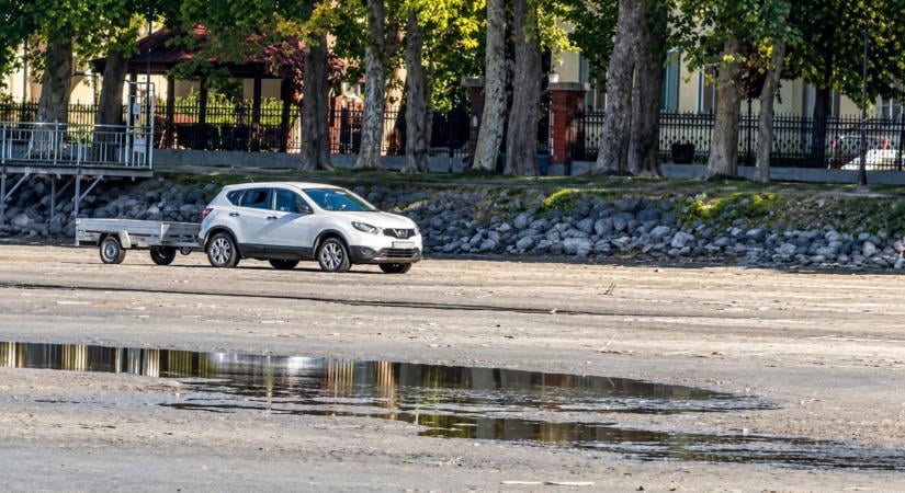 Autóval száguldott a kiszáradó Balaton medrében – egy utánfutót is húzott maga után