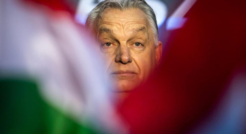 Orbán Viktor csak most jön haza, miközben Hankó Balázs és Seszták Miklós már két napja a hatóságok vendégszeretetét élvezi