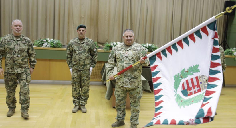 Ünnepélyes keretek között kapott új csapatzászlót az Összhaderőnemi Műveleti Parancsnokság (galéria)