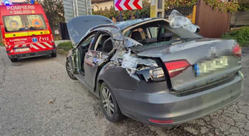 Konténer zuhant egy autóra, négyen ültek benne