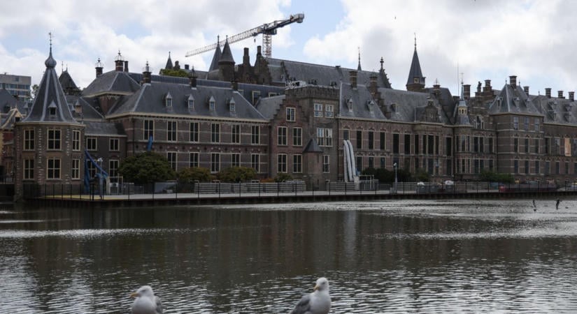 Elképesztő leépítésre készül a holland kormány: 25 000 közalkalmazott inthet búcsút munkájának az MI miatt