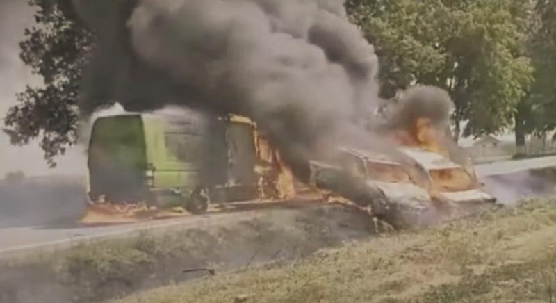 Két gépkocsi ütközött egy mikrobusszal – mindhárom jármű lángba borult (VIDEÓval)