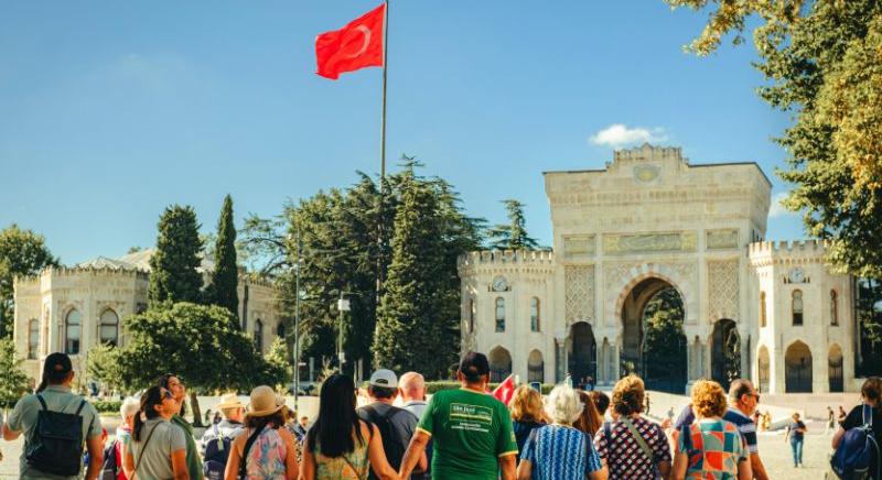 Durva trükkökkel vadásznak turistákra a nyaralóhelyeken a dörzsölt csalók – akár a testi épségünk is veszélybe kerülhet
