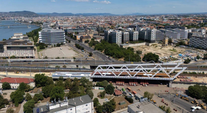 Így néz ki a Déli Körvasút új acél hídszerkezete a Soroksári út felett