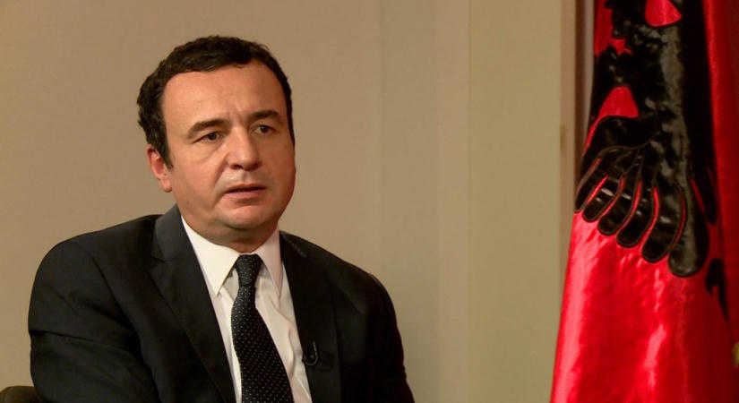Tojással dobálták meg Albin Kurtit a koszovói parlament ülésén