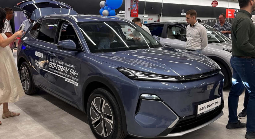 Autószalon költözött a MediaMarktba: új értékesítési modellel kísérletezik a Schiller és a Geely
