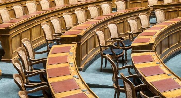 A nők a parlamenti helyek 27,5%-át töltik be világszerte, miközben a nemek közötti egyenlőség felé tett előrelépés megtorpant – állapította meg az IPU