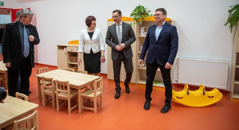 Napsugaras ünnep: megnyílt a debreceni Tócóvölgy korszerű, új óvodája