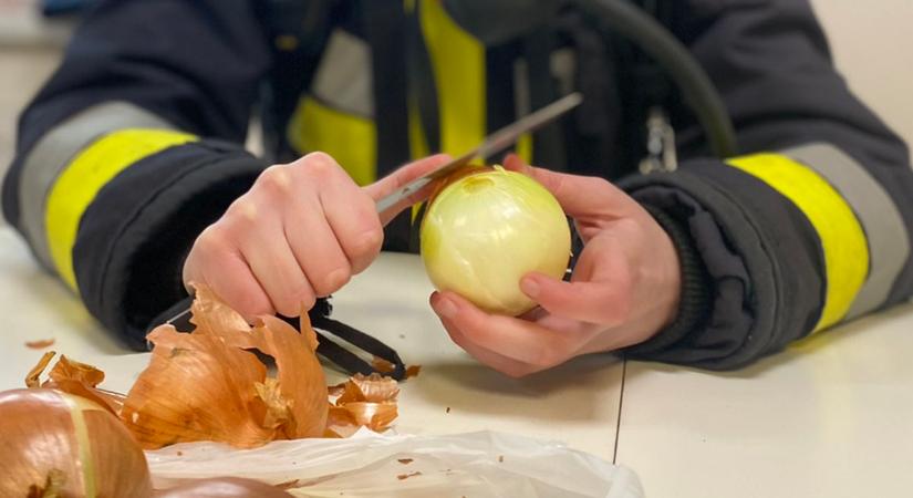 Ezt biztosan nem próbáltad még! Így tudsz könnyek nélkül hagymát pucolni