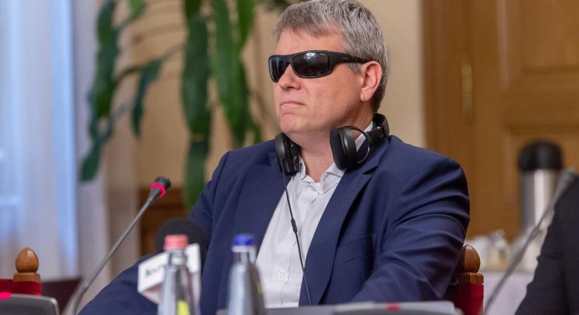 Kátai-Németh Vilmos uszítást emleget, miután Ábrahám Róbert „vicsorgó vak embernek” nevezte