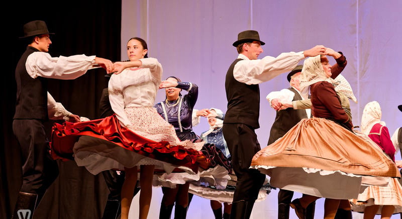 Színpompás folklórgálával emlékeztek Pesovár Ernőre