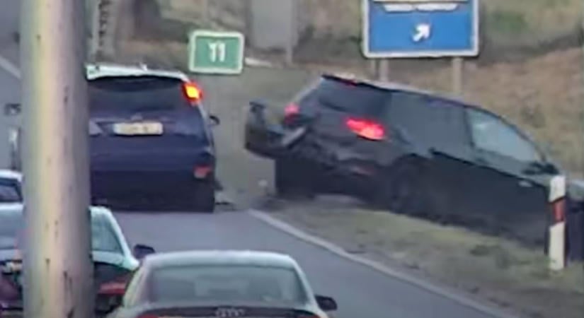Videó: árokba lökte az előtte haladót a vészfékező autós M3-ason