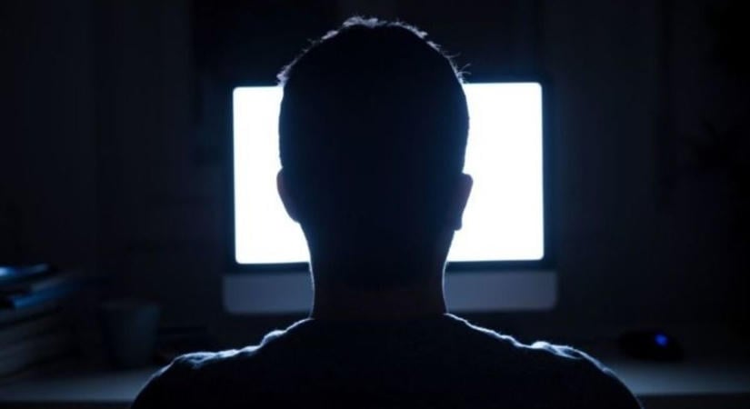 Több százezer gyermekpornográf felvételt tárolt adathordozóján a 66 éves férfi