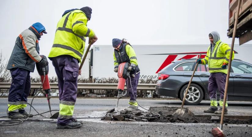 Kátyús úton a Porsche is csak vánszorog