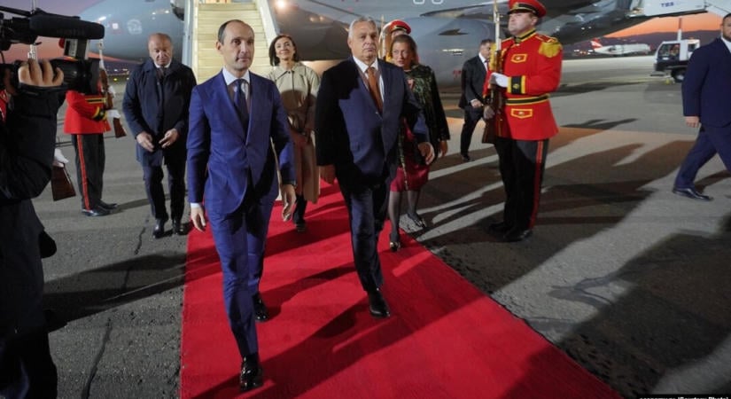 Orbán Viktor és Magyar Péter krumplissztrudel felett osztotta fel az országot, miközben Schiffer András a szódát hordta