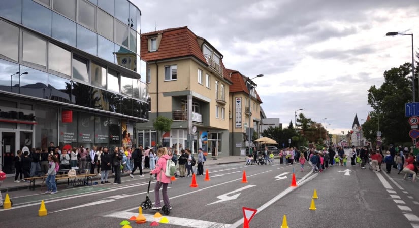 Zöld rekordok Dunaszerdahelyen: ezer gyermek és több száz tonna újrahasznosított papír az Autómentes Napon