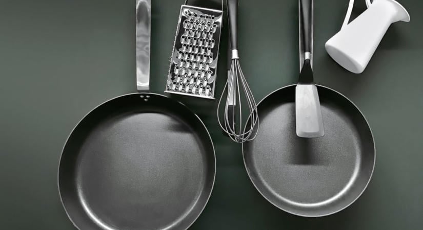 A teflon serpenyő, ami megosztja a konyhákat: van, aki esküszik rá, van, aki kidobta