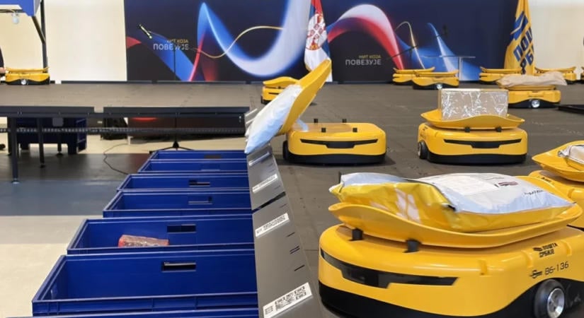 Robotok válogatják a küldeményeket a szabadkai posta új logisztikai központjában