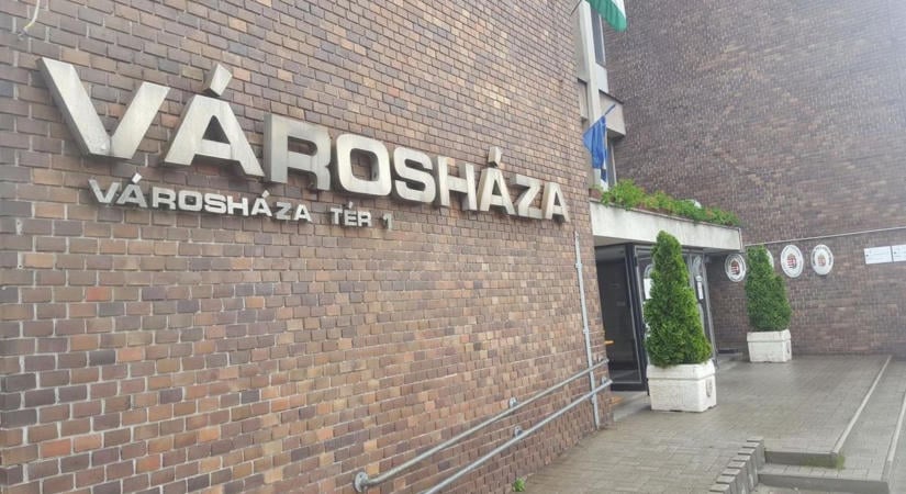 Nagy a baj Dunaújvárosban, fizetésképtelenné válhat az önkormányzat, ha a kormány nem segít
