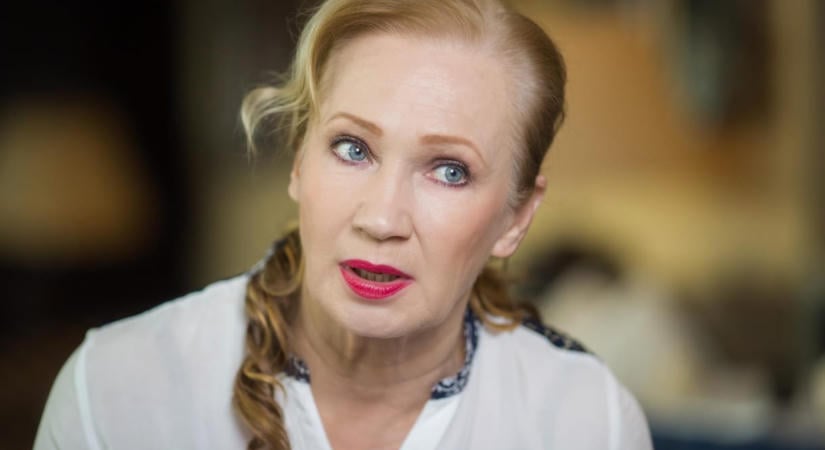 Vetkőzés címmel jön az Udvaros Dorottya-könyv