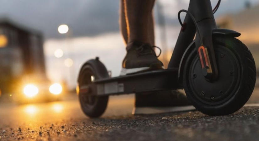 Hajmeresztő videó: rolleres és elektromos gördeszkás életveszélyes ámokfutása