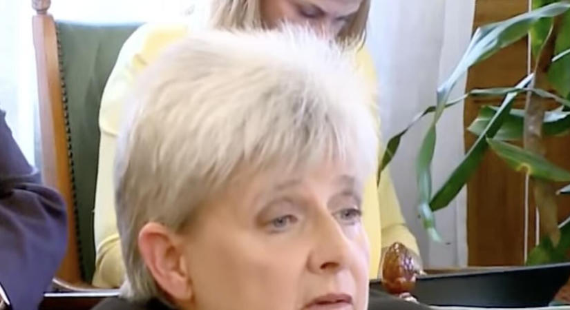 Rétvári Bence a tanárok tiszteletére szólította fel Lannert Juditot