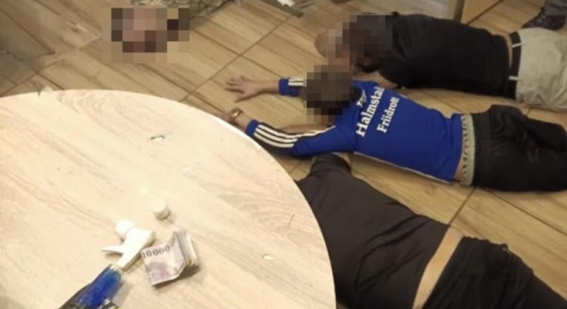 Rajtaütés Miskolcon, rendőrök vitték el a kereskedőt és az ügyfeleit! Tőle egy ideig senki nem vesz semmit