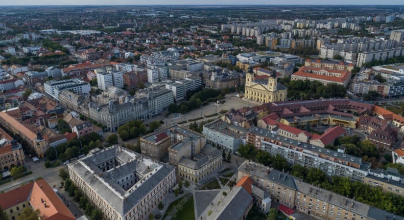 Bontáshoz készítik elő az óriási üzletházat: megszűnik a „régi SPAR”, kiköltözik a DM – eltűnik a magyar nagyváros jellegzetes épülete
