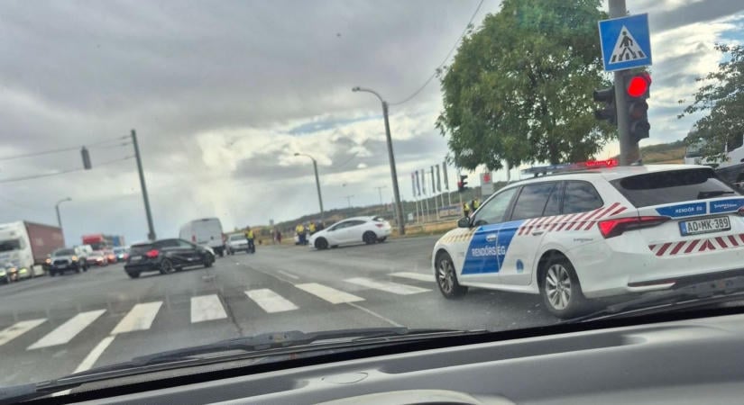 Újabb baleset a 26-os főúton! Két autó ütközött össze – fotóval