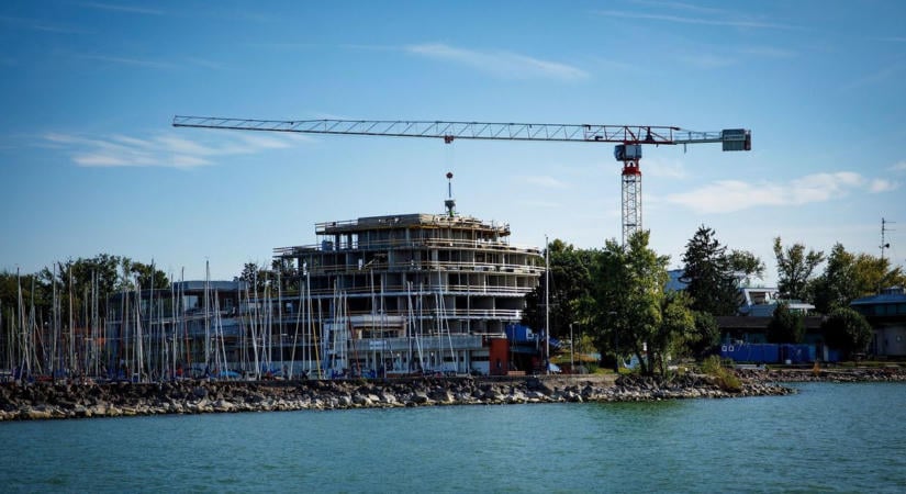 Pont azt a részét verték szét a megalomán építkezésekkel a Balatonnak, ami a legfontosabb az élővilágnak: most még van esély megmenteni, de kompromisszumot kell kötni a természettel