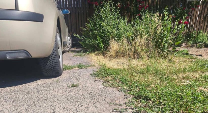 Óriási kamionok érkeznek a jászárokszállási iskolához és lezárják a parkolót