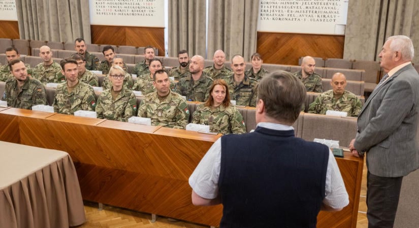 Tovább szépülnek a fehérvári katonatemető sírjai (galéria)