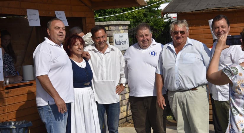 Pócs-bingó – dupla állami támogatás a képviselő birtokán rendezett Jászsági Aratónapnak