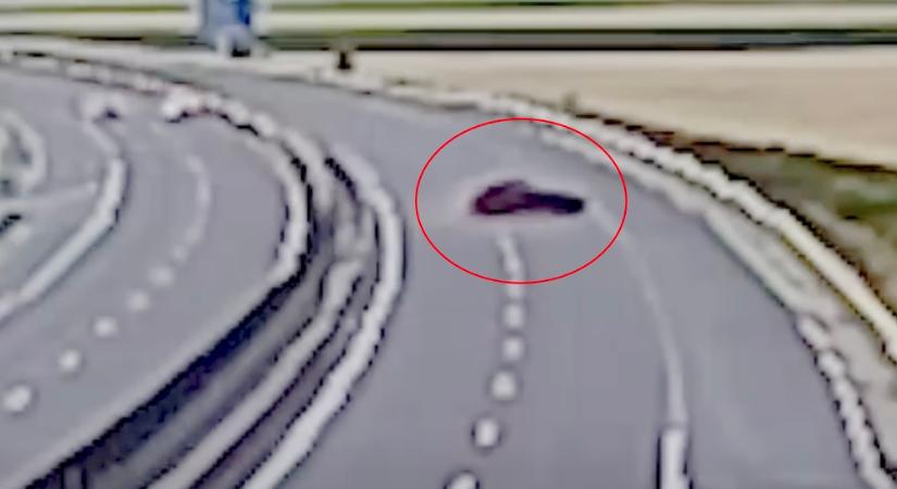 Nedves úton gyorsított ki a felhajtón, másodpercekkel később már a szalagkorlátban kötött ki – videón a baleset