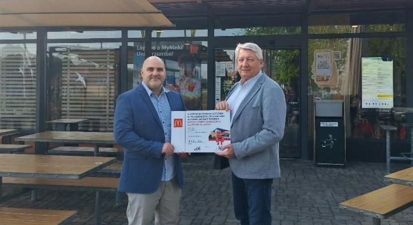 Minden Big Mac egy jó ügyet szolgált Siófokon: több, mint kétmillió forinttal segítették a kórházat